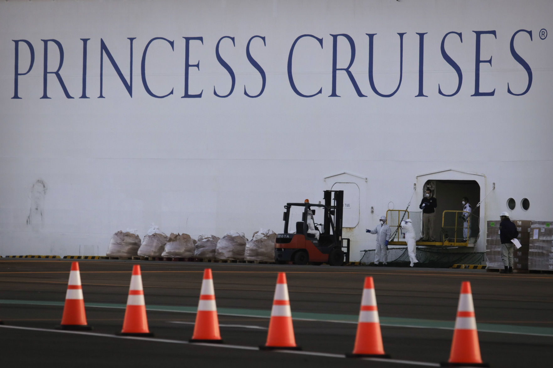 APTOPIX China Outbreak Japan Virus Ship